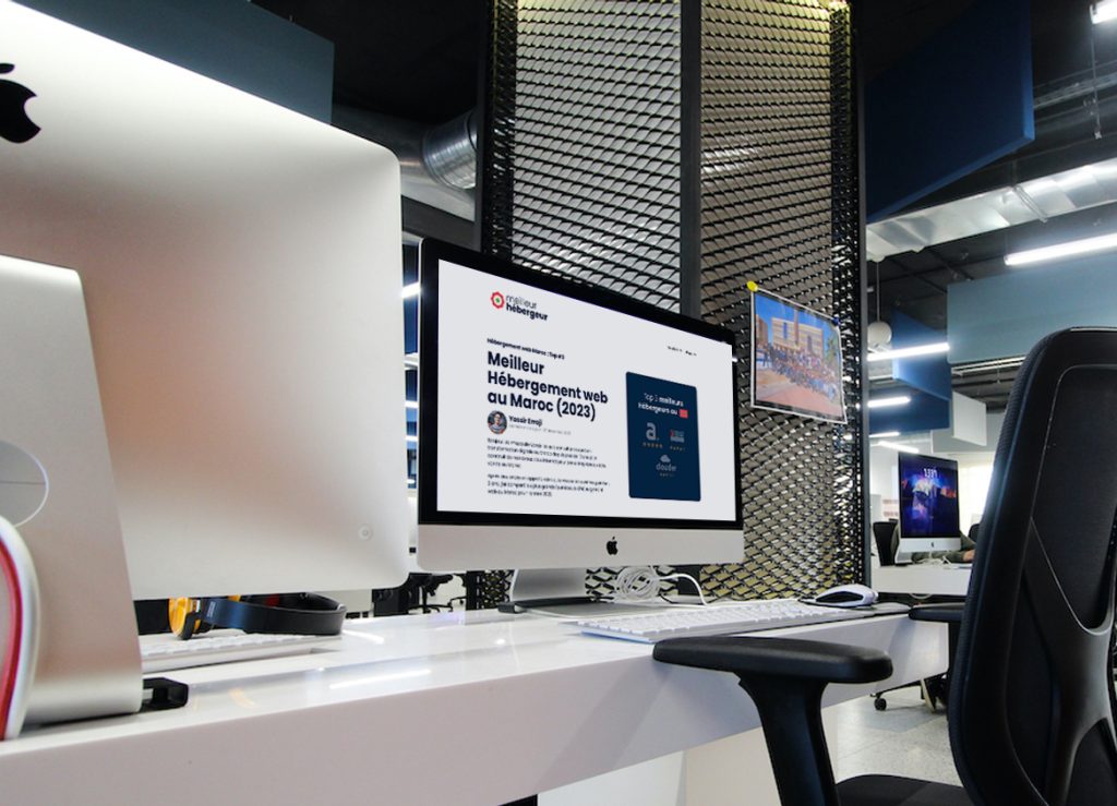 Bureau avec ordinateurs Mac affichant des sites d'hébergement